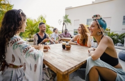 Cùng Booking.com khám phá văn hóa địa phương qua từng kệ hàng