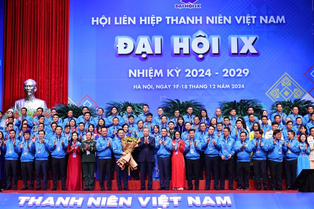 Tổng Bí thư Tô Lâm tặng hoa chúc mừng Ủy ban Trung ương Hội Liên hiệp Thanh niên Việt Nam lần thứ IX