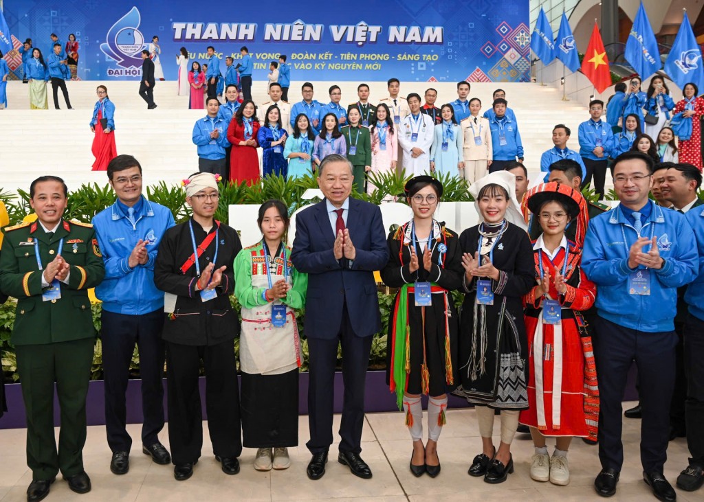 Tổng Bí thư Tô Lâm chụp ảnh cùng thanh niên dự phiên trọng thể Đại hội Liên hiệp Thanh niên Việt Nam lần thứ IX