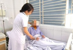 Cấp cứu cụ bà mắc u tá tràng nguy cơ tử vong cao