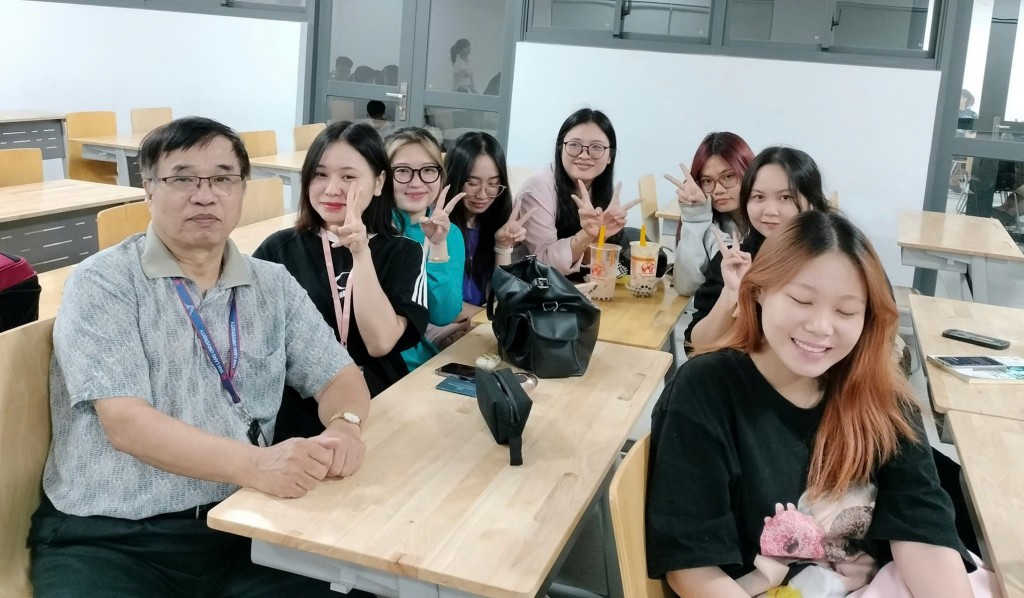 Được sinh viên yêu mến là niềm hạnh phúc của người làm thầy, làm báo như ông