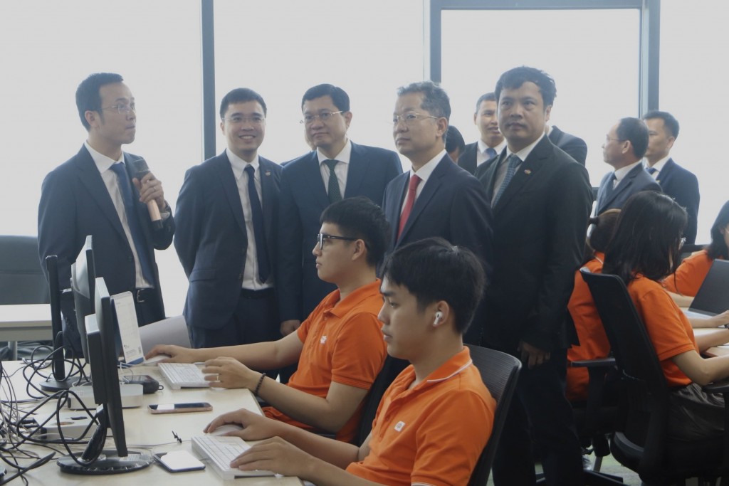 Bí thư Thành ủy Đà Nẵng Nguyễn Văn Quảng và lãnh đạo UBND TP Đà Nẵng tham quan