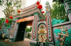 Bài 1: Huyền tích ngôi đền linh thiêng ven sông Hồng