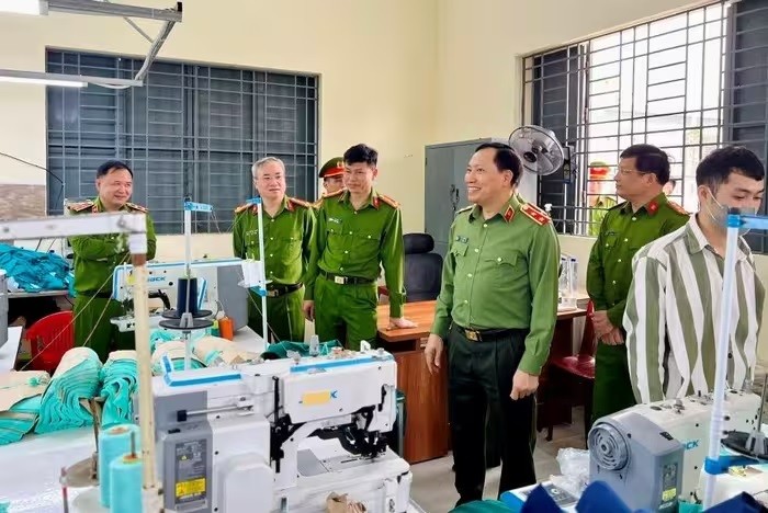 Thứ trưởng Lê Văn Tuyến kiểm tra khu vực lao động sản xuất của phạm nhân.