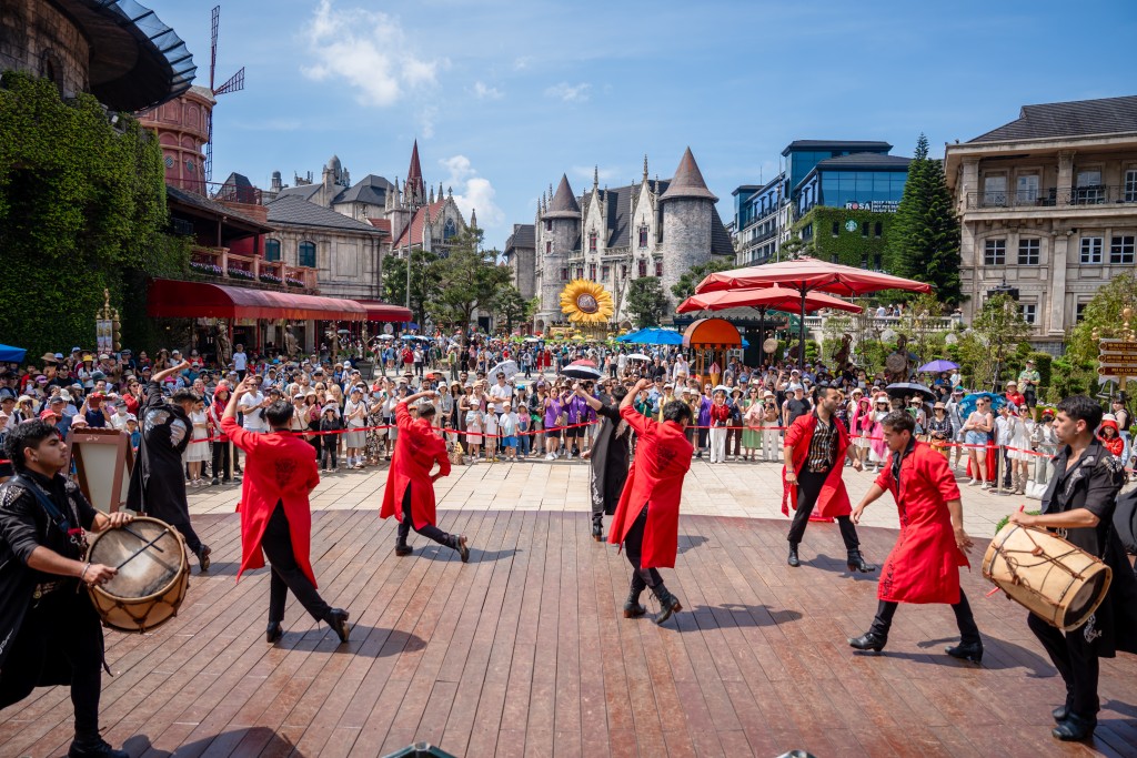 Sun World Ba Na Hills rực rỡ sắc vàng với Lễ hội Hoa Mặt trời