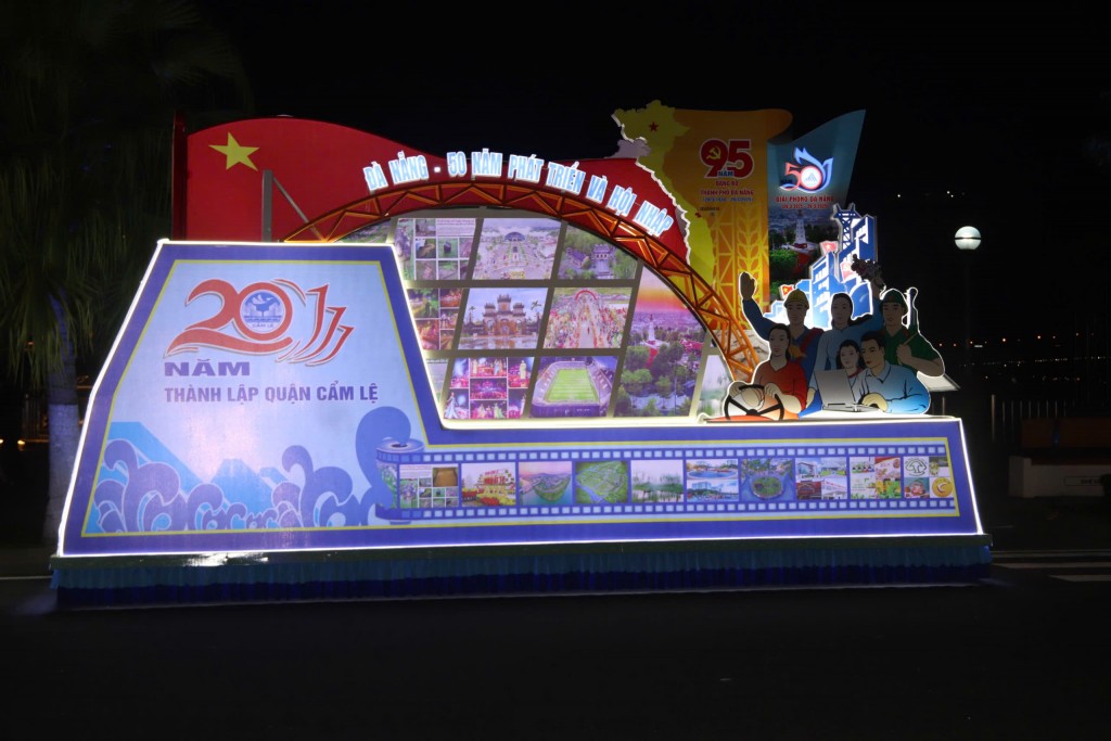 Hội thi thu hút 11 xe hoa đại diện cho các khối Sở, ban, ngành, tổ chức chính trị- xã hội, doanh nghiệp du lịch trên sông Hàn (Ảnh Đ.Minh)