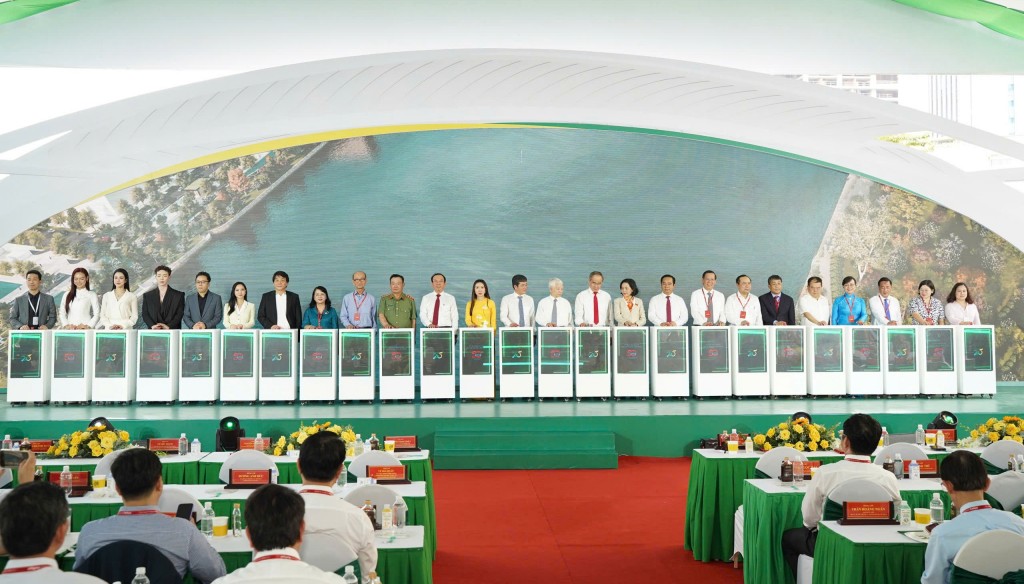 Các đại biểu thực hiện nghi thức khởi công