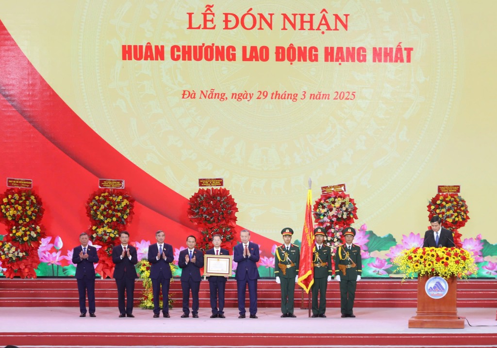Tổng Bí thư Tô Lâm trao Huân chương Lao động hạng Nhất cho Đảng bộ, chính quyền và nhân dân Thành phố Đà Nẵng