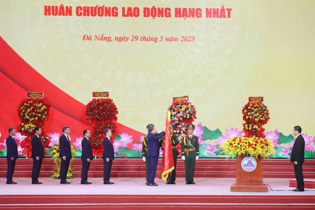 Tổng Bí thư Tô Lâm gắn Huân chương Lao động hạng Nhất lên Cờ truyền thống của Thành phố Đà Nẵng (Ảnh BTC)