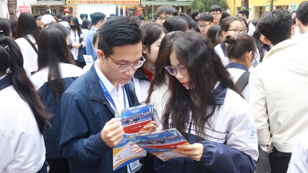 Gần 2000 teen cuối cấp hào hứng với chương trình tư vấn tuyển sinh