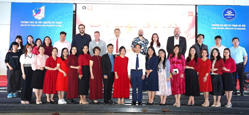 Ban Giám hiệu, thầy cô giáo Tổ tiếng Anh trường THCS và THPT Nguyễn Tất Thành cùng Ban giám khảo và các đơn vị tài trợ
