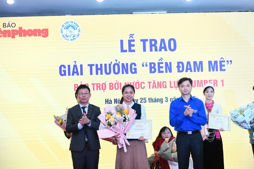 Mang chè Shan tuyết Tủa Chùa ra thế giới