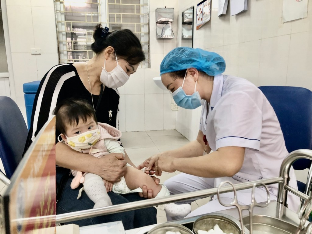 Tiêm vắc xin sởi tại Trạm Y tế phường Yên Nghĩa (Quận Hà Đông, Hà Nội)