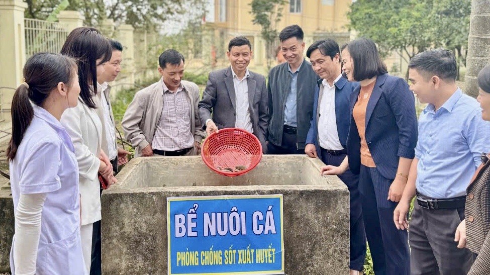 Mô hình nuôi cá phòng chống sốt xuất huyết tại huyện Thanh Oai (Hà Nội)