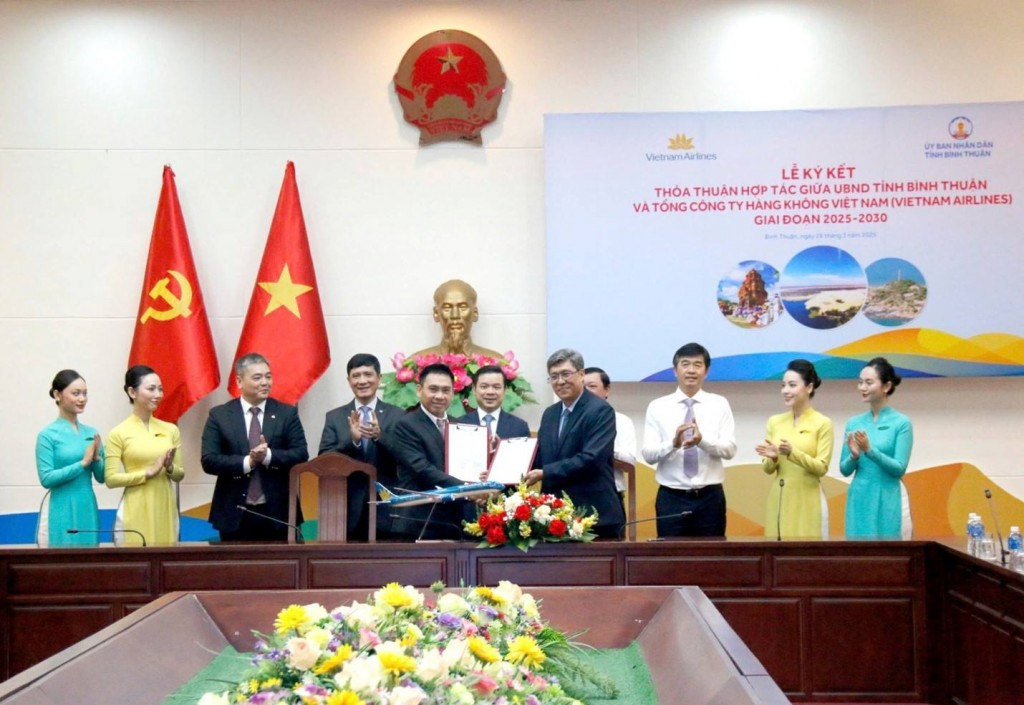 Bình Thuận và Vietnam Airlines kí kết hợp tác toàn diện