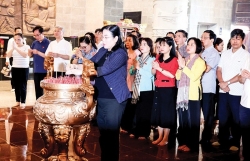 Đoàn Ủy ban Công tác đại biểu và Đại biểu Quốc hội chuyên trách dâng hương Quốc tổ Hùng Vương