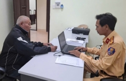 Xe tải tông gãy gác chắn qua đường sắt khi tàu hỏa đang tới