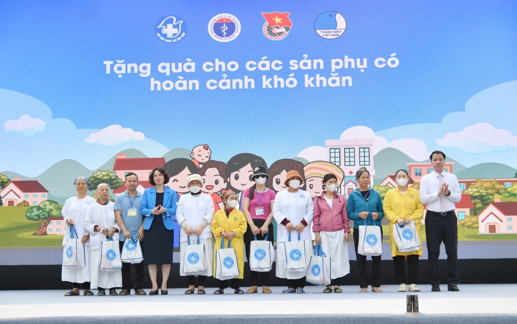Các đồng chí lãnh đạo trao quà tới các bà mẹ