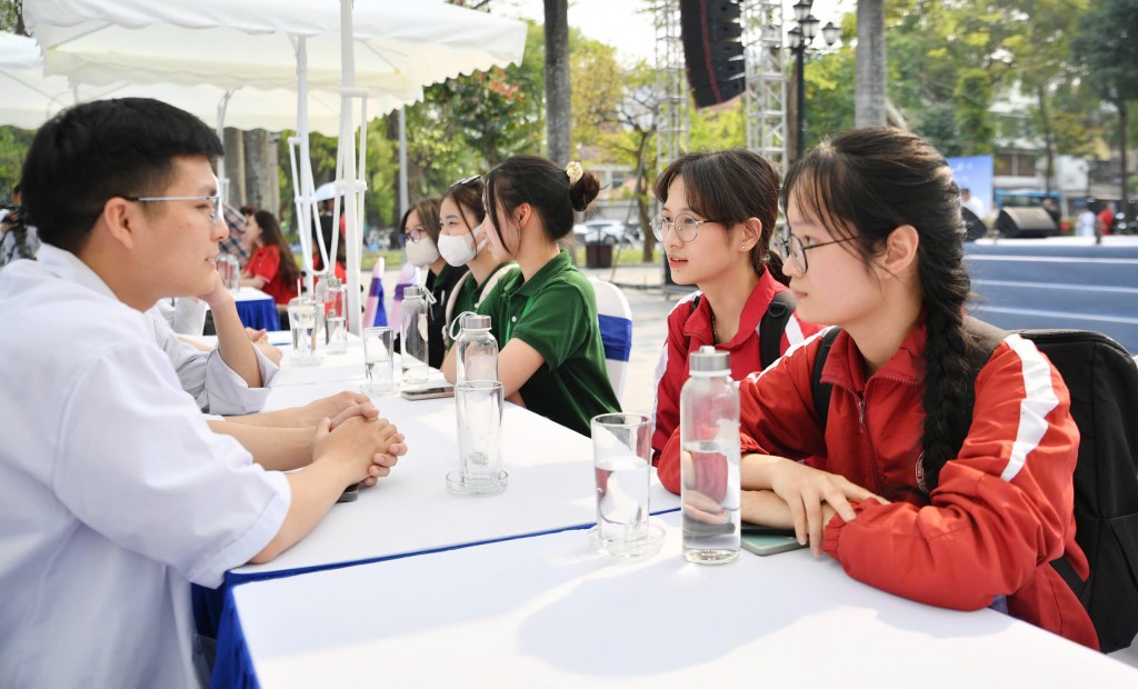 Tư vấn và chăm sóc sức khỏe cho hơn 1.000 người dân, thanh niên