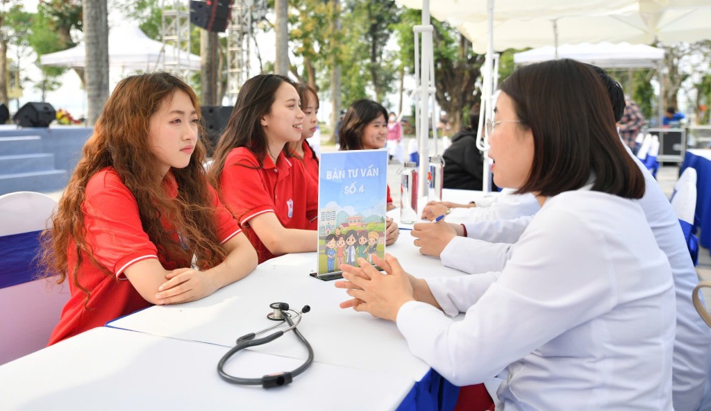 Hơn 1.000 thanh niên được tư vấn, khám sức khỏe sinh sản