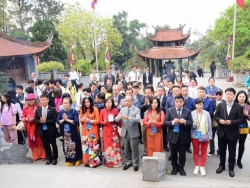 Đoàn kiều bào dâng hương Giỗ tổ Hùng Vương