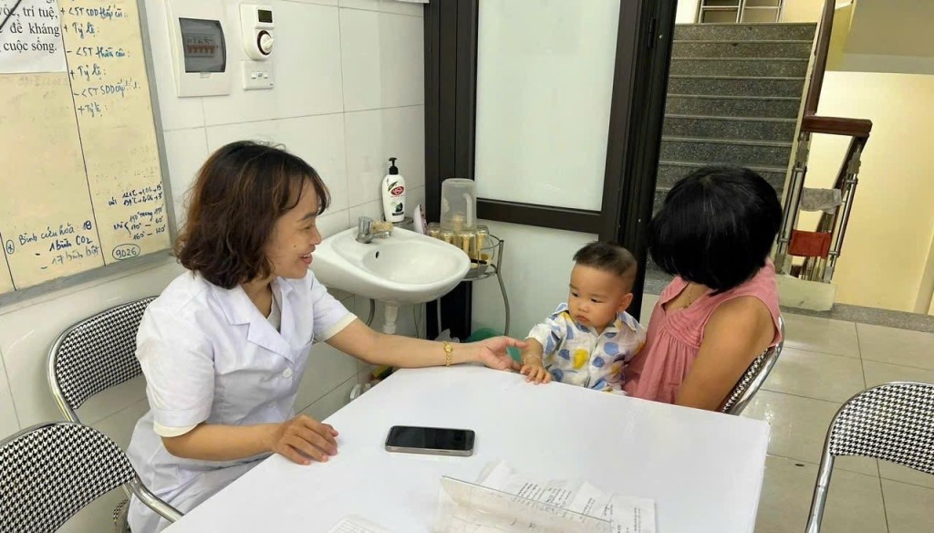 Tiêm vắc xin sởi cho trẻ tại Trạm Y tế phường Quán Thánh
