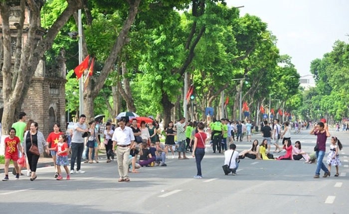 hông gian đi bộ hồ Gươm là điểm đến cuối tuần của nhiều người dân thủ đô