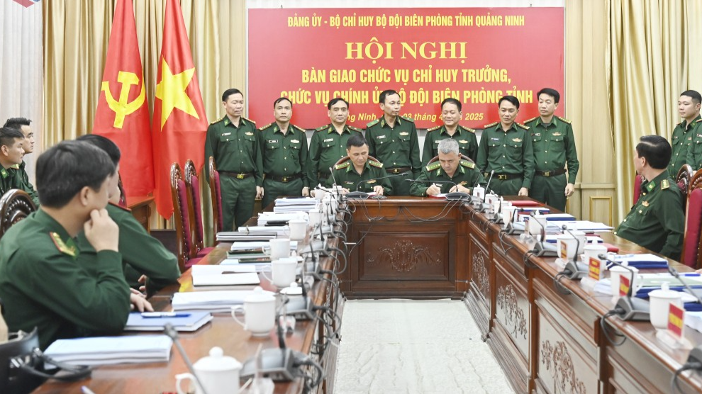  Đại tá Nguyễn Quang Hòa và Đại tá Nguyễn Văn Thiềm kí biên bản bàn giao chức trách, nhiệm vụ của Chỉ huy trưởng BĐBP Quảng Ninh.
