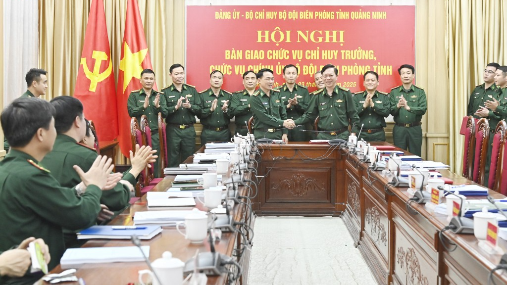 Đại tá Vũ Văn Hưng và Đại tá Lê Xuân Men kí biên bản bàn giao chức trách, nhiệm vụ Chính ủy BĐBP tỉnh.