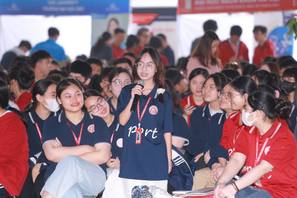 Học trò Hà thành háo hức nghe chuyên gia “mách nước” chọn nghề Học trò Hà thành háo hức nghe chuyên gia “mách nước” chọn nghề