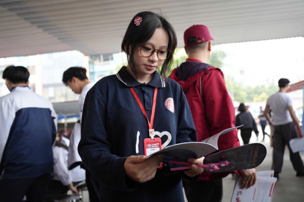 Học trò Hà thành háo hức nghe chuyên gia “mách nước” chọn nghề Học trò Hà thành háo hức nghe chuyên gia “mách nước” chọn nghề
