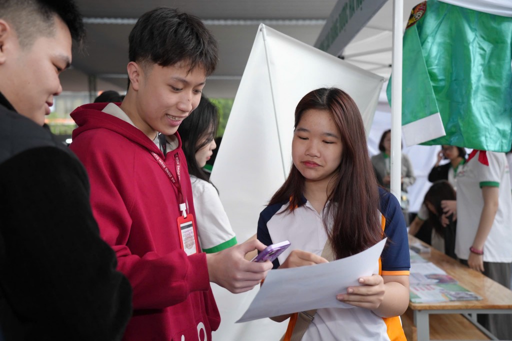 Học trò Hà thành háo hức nghe chuyên gia “mách nước” chọn nghề Học trò Hà thành háo hức nghe chuyên gia “mách nước” chọn nghề