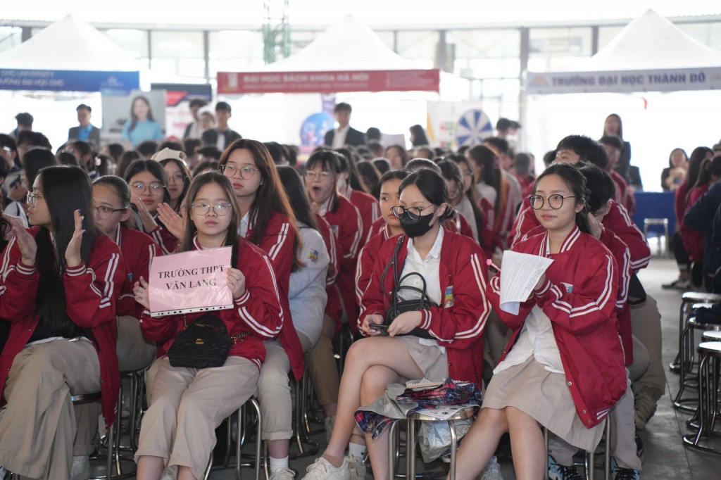 Học trò Hà thành háo hức nghe chuyên gia “mách nước” chọn nghề Học trò Hà thành háo hức nghe chuyên gia “mách nước” chọn nghề