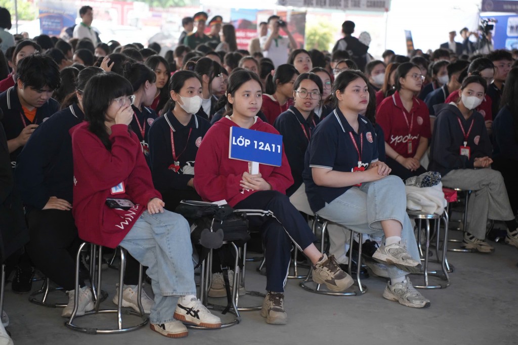 Học trò Hà thành háo hức nghe chuyên gia “mách nước” chọn nghề Học trò Hà thành háo hức nghe chuyên gia “mách nước” chọn nghề