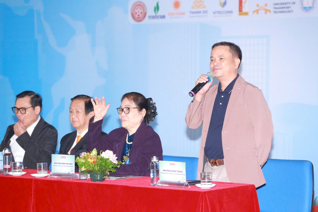 Học trò Hà thành háo hức nghe chuyên gia “mách nước” chọn nghề Học trò Hà thành háo hức nghe chuyên gia “mách nước” chọn nghề