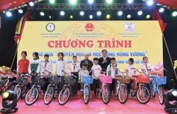 Trao học bổng Hùng Vương cho học sinh nghèo đất Tổ