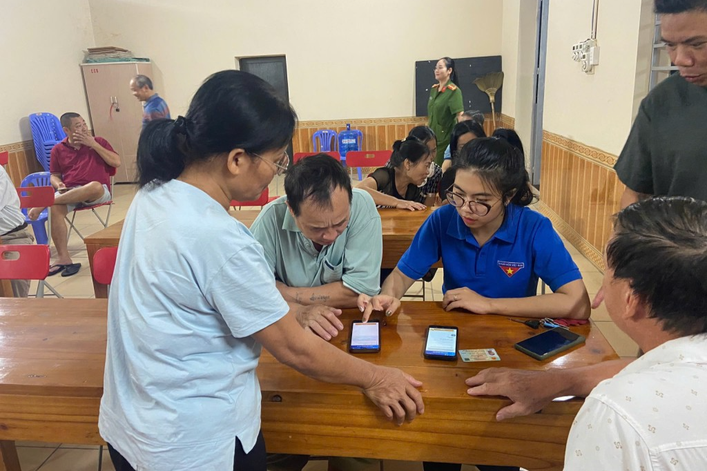 Nguyễn Minh Phương hỗ trợ người dân cài đặt các ứng dụng số 