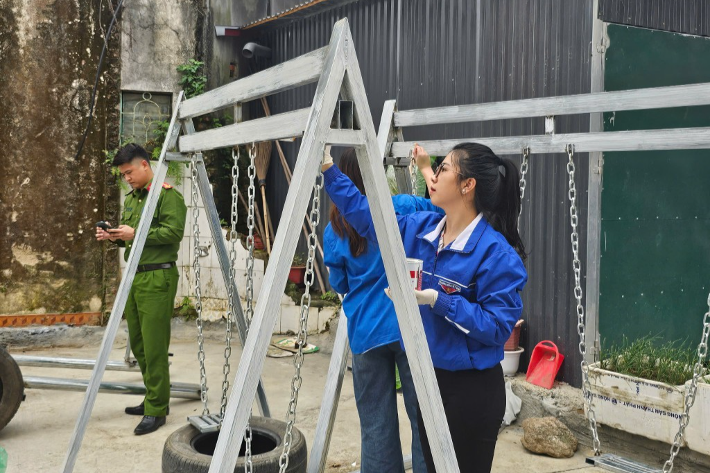 Đoàn viên, thanh niên phường Sông Cầu thực hiện công trình thanh niên 