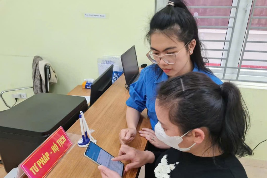 Bí thư Đoàn phường Sông Cầu Nguyễn Minh Phương hỗ trợ người dân 