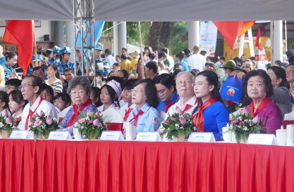Đến dự chương trình có các đồng chí: Trương Mỹ Hoa, nguyên Phó Chủ tịch nước; Nguyễn Phạm Duy Trang, Bí thư Trung ương Đoàn - Chủ tịch Hội đồng Đội Trung ương
