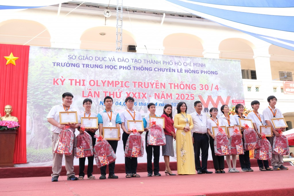 Hơn 3.000 thí sinh tham gia Kỳ thi Olympic truyền thống 30/4