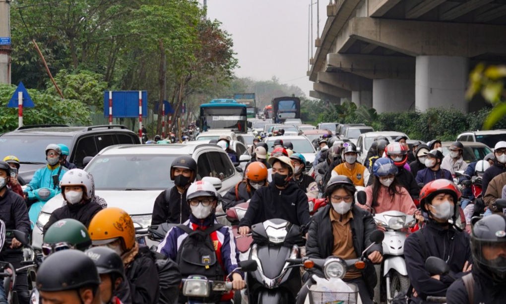 Dòng người đông đúc đổ về Hà Nội trong ngày nghỉ lễ cuối cùng