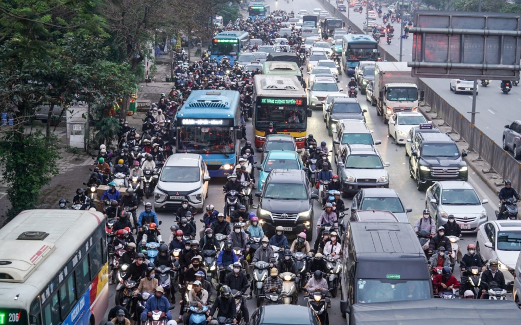 Dòng người đông đúc đổ về Hà Nội trong ngày nghỉ lễ cuối cùng