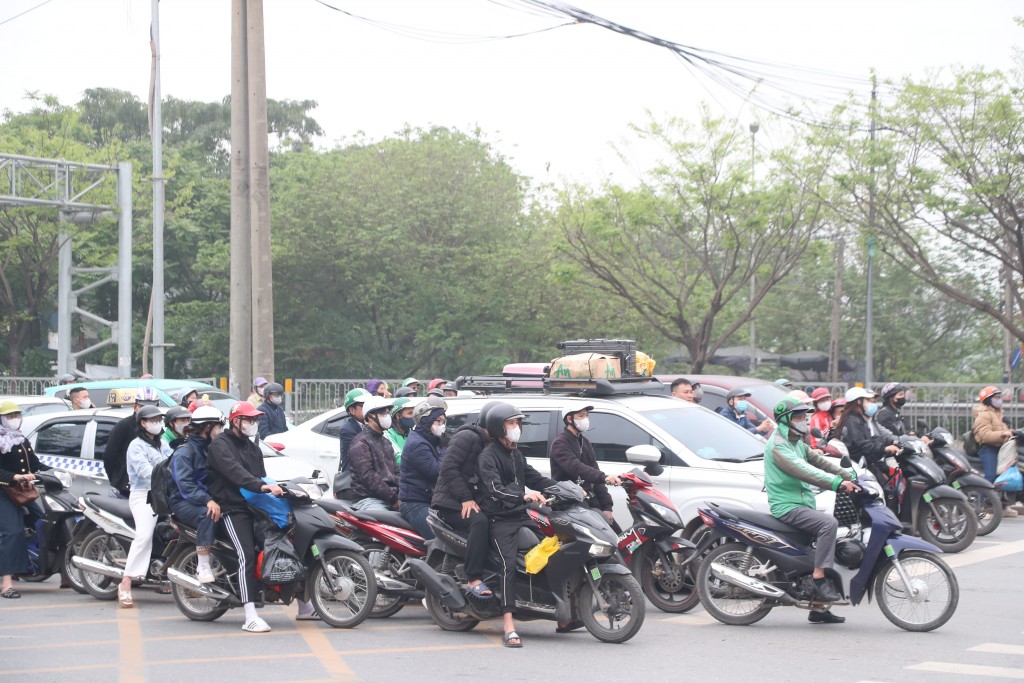 Dòng người đông đúc đổ về Hà Nội trong ngày nghỉ lễ cuối cùng