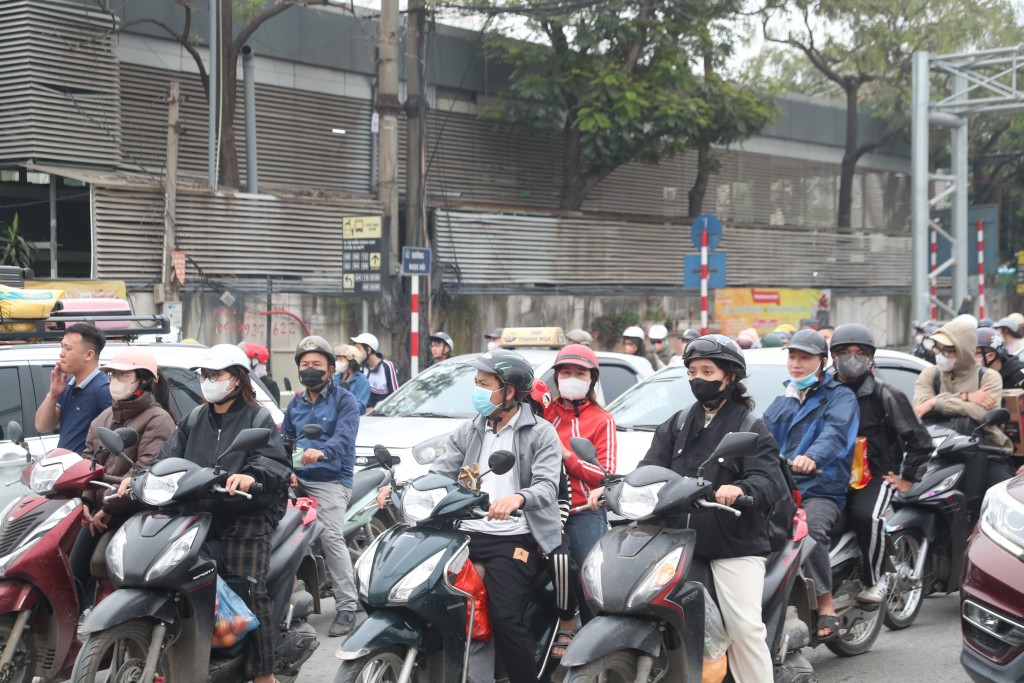 Dòng người đông đúc đổ về Hà Nội trong ngày nghỉ lễ cuối cùng