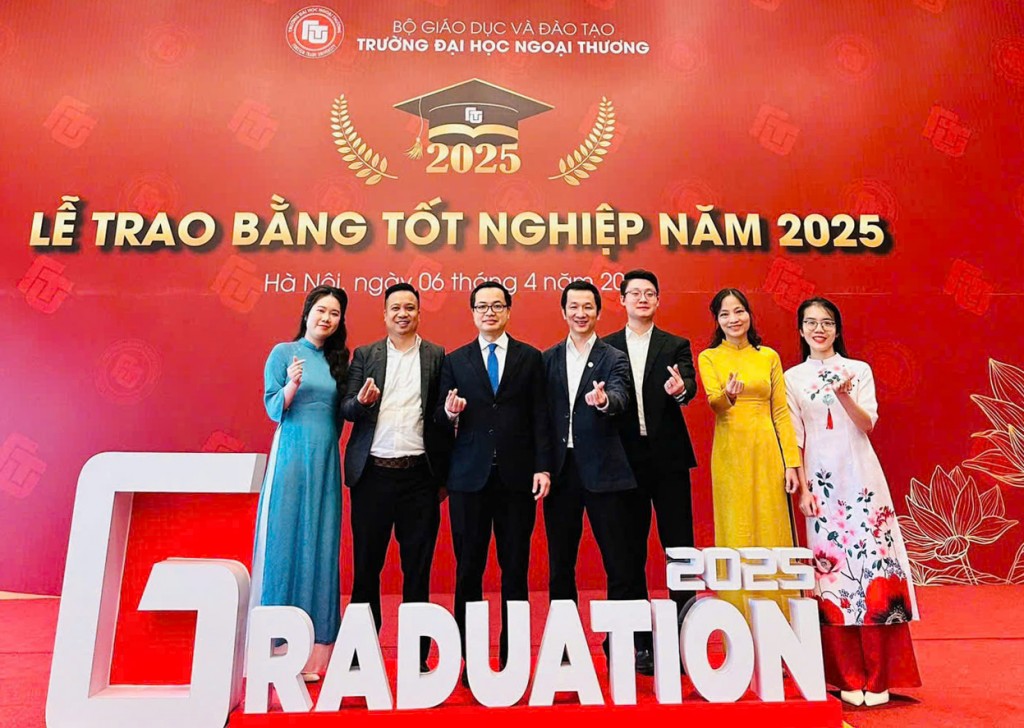 Các thầy cô Khoa Tài chính Ngân hàng - Trường ĐH Ngoại thương chúc mừng các tân cử nhân