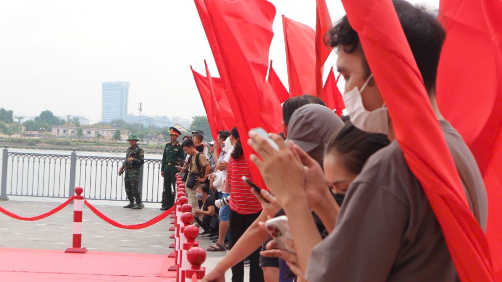 Từ sáng sớm, đông đảo người dân, du khách đã có mặt xung quanh khu vực đặt pháo lễ chờ xem màn khai hoả. Từ sáng sớm, đông đảo người dân, du khách đã có mặt xung quanh khu vực đặt pháo lễ chờ xem màn khai hoả.