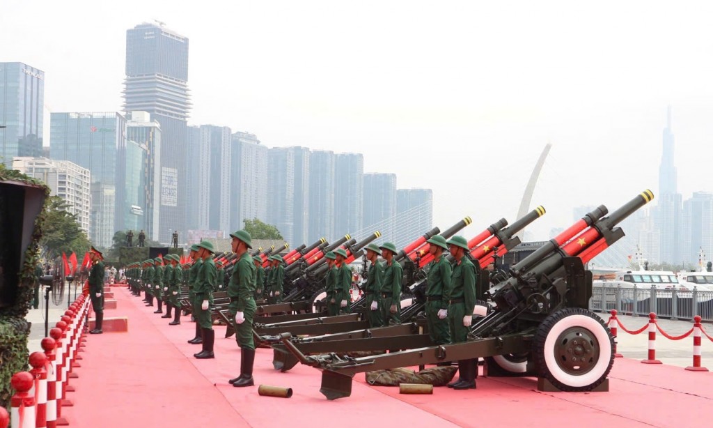 Trước đó, đêm 6/4, 15 xe tải thùng kéo theo những khẩu pháo từ Lữ đoàn 96 (Binh chủng Pháo binh) tại huyện Long Thành (Đồng Nai) về TP.HCM. Mỗi khẩu pháo nặng khoảng 4 tấn. Trước đó, đêm 6/4, 15 xe tải thùng kéo theo những khẩu pháo từ Lữ đoàn 96 (Binh chủng Pháo binh) tại huyện Long Thành (Đồng Nai) về TP.HCM. Mỗi khẩu pháo nặng khoảng 4 tấn.
