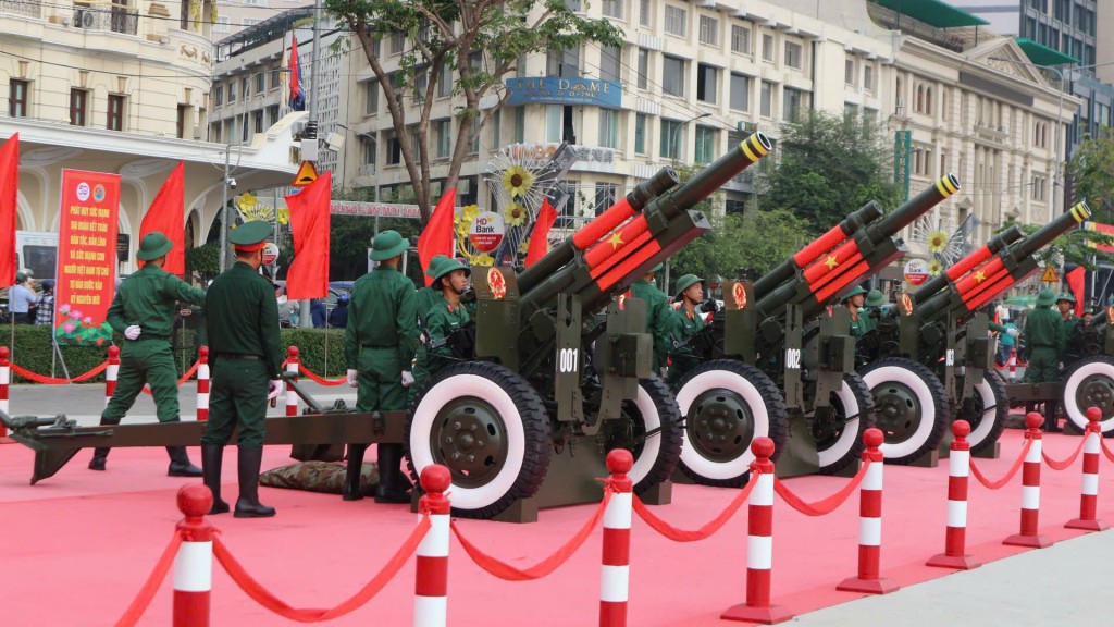 Sáng 8/4, 15 khẩu pháo lễ đặt tại Bến Bạch Đằng, quận 1, TP.HCM phục vụ cho Lễ kỷ niệm 50 năm ngày giải phóng miền Nam, thống nhất đất nước chính thức khai hỏa tập luyện. Sáng 8/4, 15 khẩu pháo lễ đặt tại Bến Bạch Đằng, quận 1, TP.HCM phục vụ cho Lễ kỷ niệm 50 năm ngày giải phóng miền Nam, thống nhất đất nước chính thức khai hỏa tập luyện.