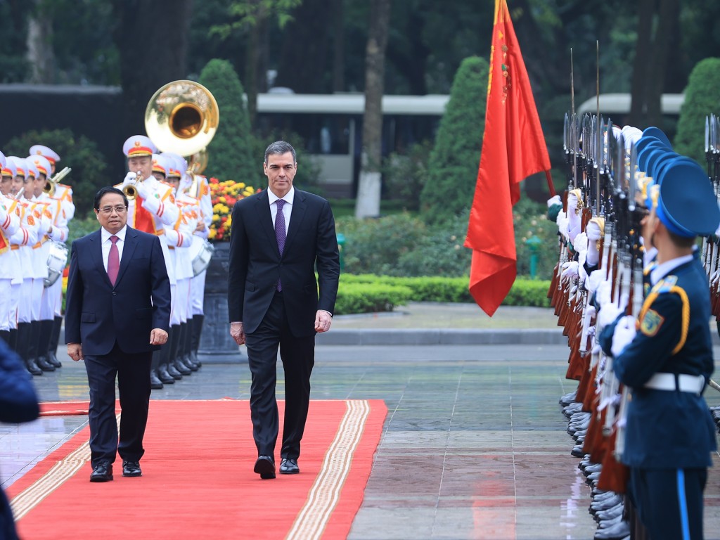 Thủ tướng Chính phủ Phạm Minh Chính và Thủ tướng Vương quốc Tây Ban Nha Pedro Sánchez duyệt Đội Danh dự Quân đội nhân dân Việt Nam - Ảnh: VGP/Nhật Bắc